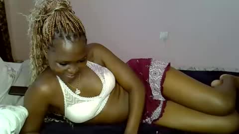 dark_petite_ online show from April 2, 10:33 am