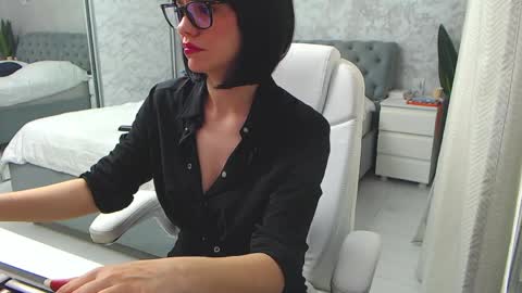 Elly online show from June 3, 7:33 am