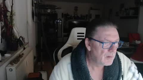 deinprinz2312 online show from December 15, 4:30 am