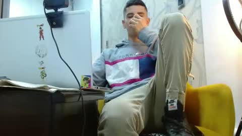 Snapshot of delglo chatting on November 1, 7:29 am delglo online show from November 1, 7:29 am