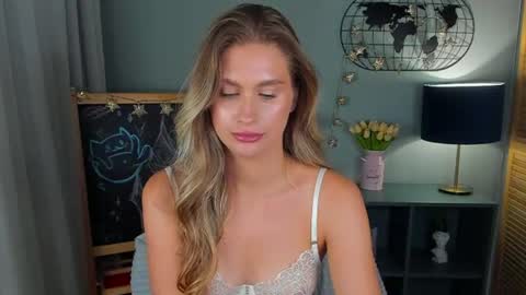 delinasis online show from June 26, 5:13 am