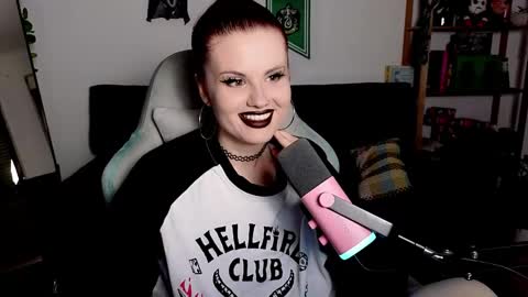 dellacrush_ online show from November 30, 6:15 pm