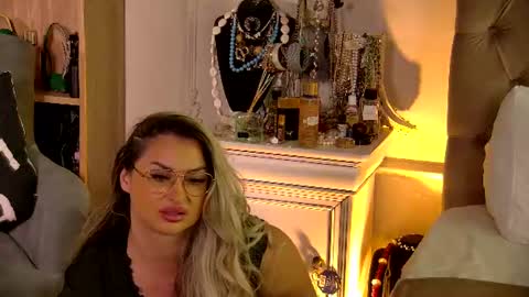 Ela online show from July 1, 11:35 pm