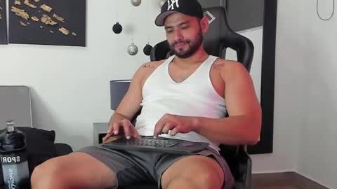 Dereck Vega online show from December 19, 1:07 am