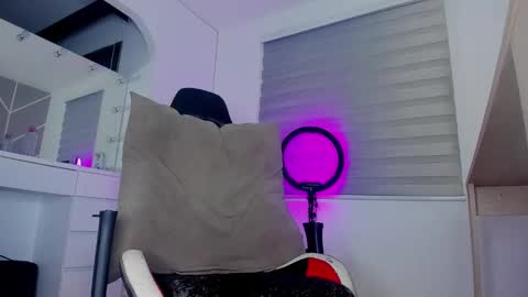 dereckhardd online show from December 16, 12:18 am