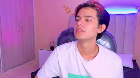 derek_sinn online show from August 5, 3:58 am