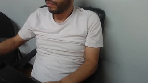 Snapshot of derrik_ chatting on March 2, 2:21 pm     online show from March 2, 2:21 pm