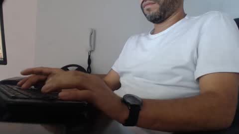 Snapshot of derrik_ chatting on December 4, 12:52 pm     online show from December 4, 12:52 pm