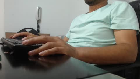 Snapshot of derrik_ chatting on December 18, 11:45 am     online show from December 18, 11:45 am