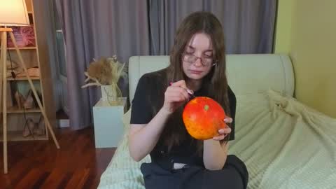 Snapshot of dessiehollembaek chatting on October 29, 1:13 pm kristine online show from October 29, 1:13 pm