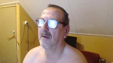 Snapshot of destelp chatting on October 4, 9:45 pm destelp online show from October 4, 9:45 pm