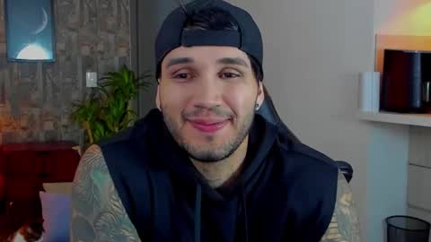 JULIAN online show from December 14, 1:01 am