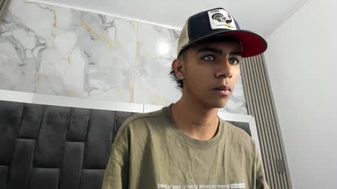 dikey_18 online show from February 14, 8:37 pm