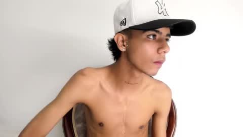 dikey_18 online show from February 19, 12:25 am