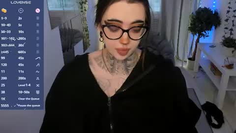 dixipixi_ online show from June 26, 7:14 am