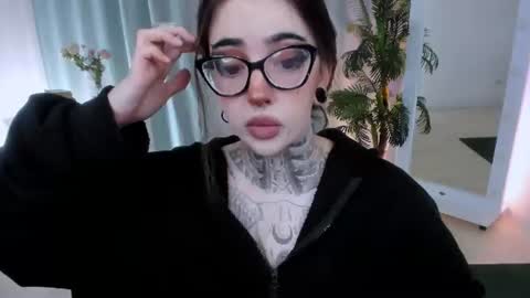 dixipixi_ online show from June 18, 5:35 am