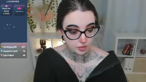 dixipixi_ online show from July 17, 10:28 am