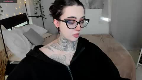 dixipixi_ online show from July 30, 10:38 am