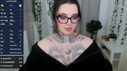 dixipixi_ online show from April 26, 1:42 pm