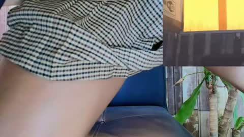 doll_lorenn26 online show from July 27, 6:05 pm