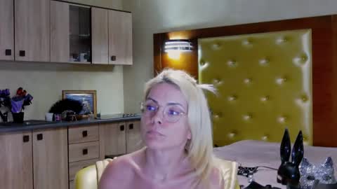 domcaprisse online show from June 27, 12:22 pm