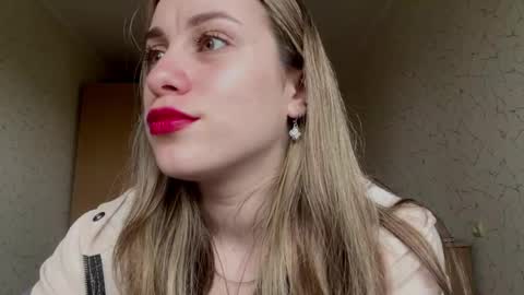 Mia online show from May 14, 8:12 am