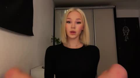 MOLLYYYY dont forget to give me a thumb up online show from April 30, 1:21 am