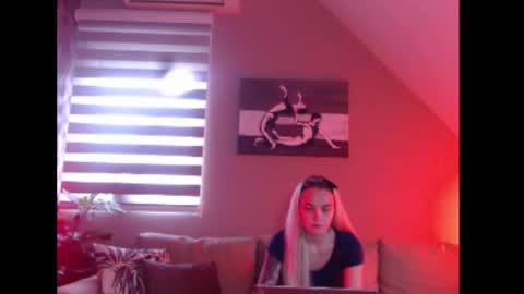 A girl online show from December 1, 8:01 am