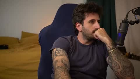 Snapshot of dukethedude chatting on October 12, 2:04 am Duke online show from October 12, 2:04 am