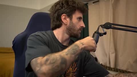 Snapshot of dukethedude chatting on October 26, 2:23 am Duke online show from October 26, 2:23 am