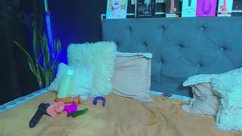 Snapshot of dulce_celeste15 chatting on February 3, 11:36 pm C E L E S T E  online show from February 3, 11:36 pm