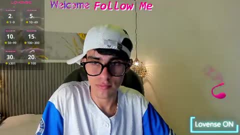 dyla_n18_ online show from August 1, 10:33 pm