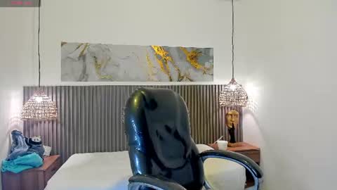 dyla_n18_ online show from July 28, 9:03 pm