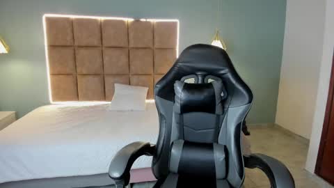 dyla_n18_ online show from June 5, 7:08 pm