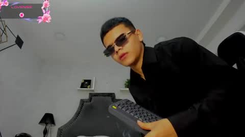 dylanroyce_ online show from June 11, 1:31 pm