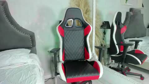 dylanroyce_ online show from June 15, 1:25 pm