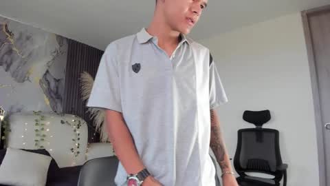 dylanroyce_ online show from February 25, 1:04 pm