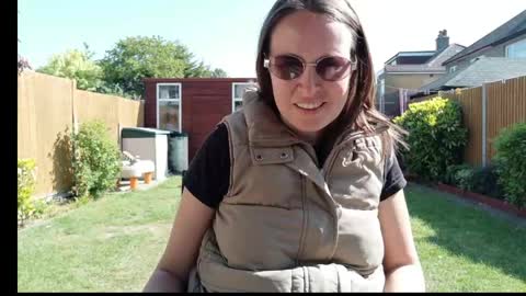 Nadia Ferreira  online show from April 27, 9:18 am