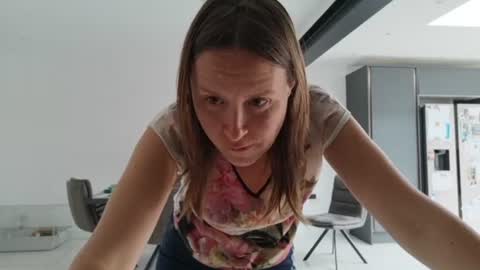 Nadia Ferreira  online show from June 18, 9:14 am