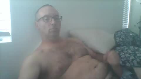 Snapshot of eggo33 chatting on October 10, 2:23 pm gusthebus online show from October 10, 2:23 pm