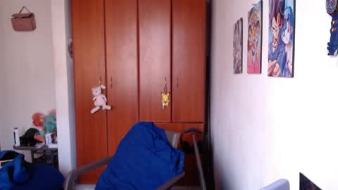 eimy_saenzz online show from April 22, 6:48 pm