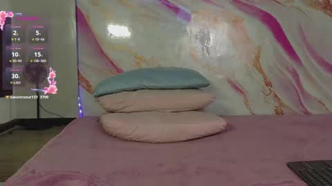 eimyaniston cute online show from April 30, 5:40 pm