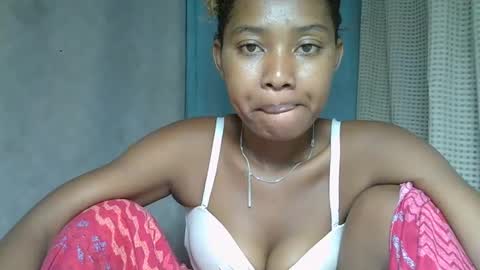 Snapshot of elia011 chatting on February 23, 4:39 am elia011 online show from February 23, 4:39 am