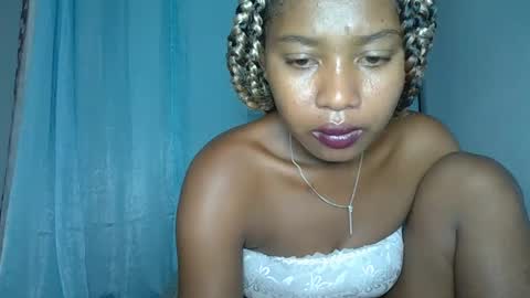 Snapshot of elia011 chatting on January 18, 6:43 pm elia011 online show from January 18, 6:43 pm