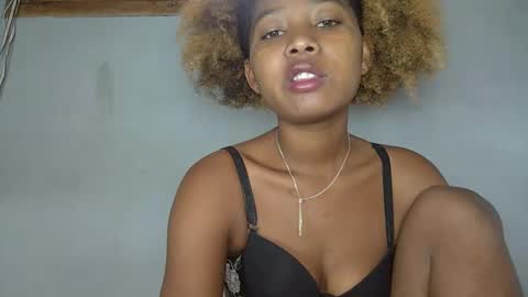 Snapshot of elia011 chatting on February 8, 9:03 am elia011 online show from February 8, 9:03 am