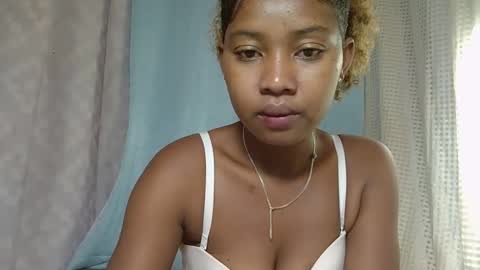 Snapshot of elia011 chatting on February 22, 7:56 am elia011 online show from February 22, 7:56 am