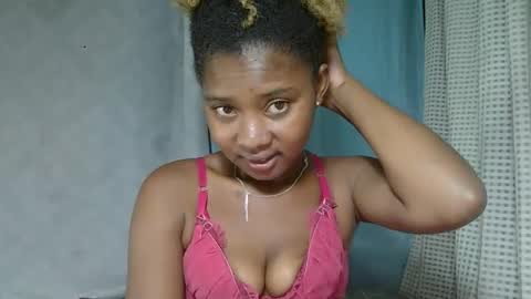 Snapshot of elia011 chatting on February 22, 12:27 am elia011 online show from February 22, 12:27 am