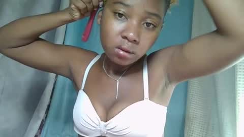 Snapshot of elia011 chatting on February 23, 1:35 am elia011 online show from February 23, 1:35 am