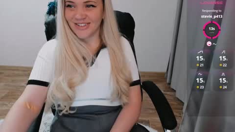 Snapshot of elia_ chatting on January 15, 10:06 am Ella online show from January 15, 10:06 am