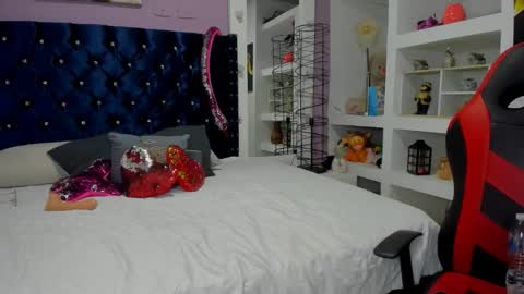 elianaa_soto_ online show from December 5, 8:28 pm